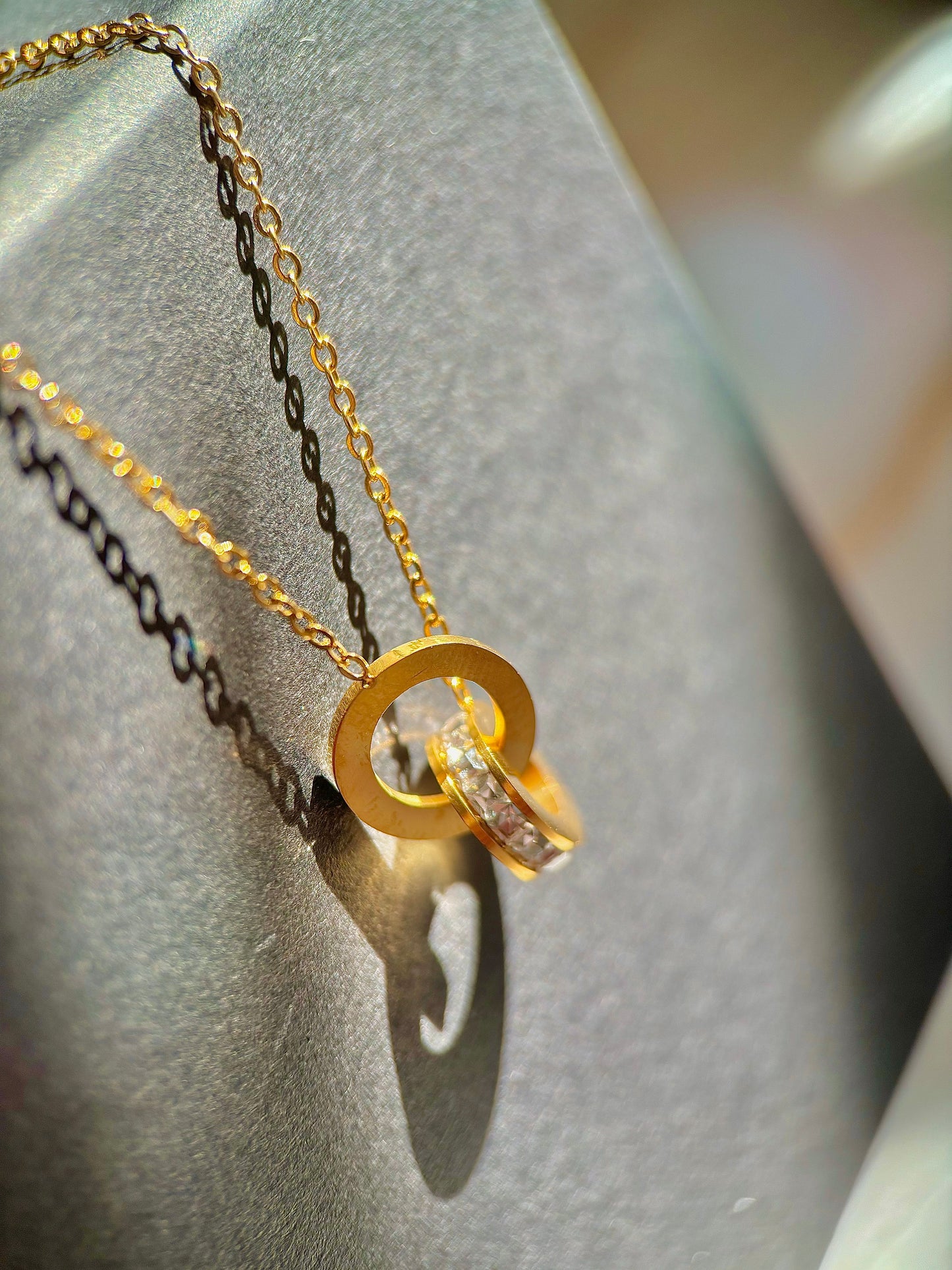 Chic Linked Circles Pendant Necklace - Gold Plating