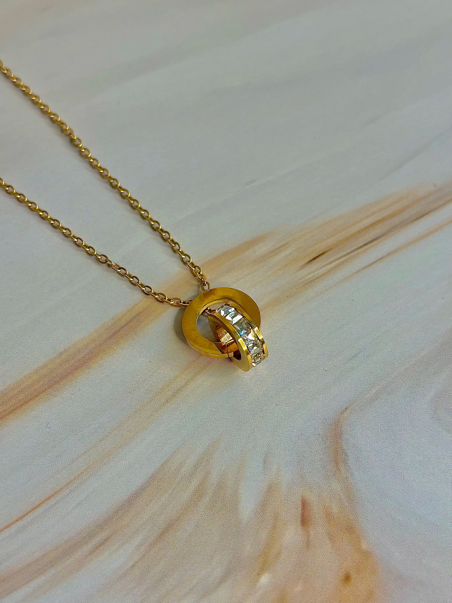 Chic Linked Circles Pendant Necklace - Gold Plating